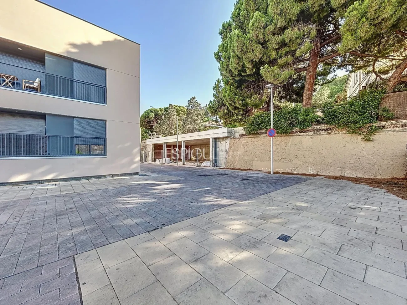 Amplio local en el centro de Teià.