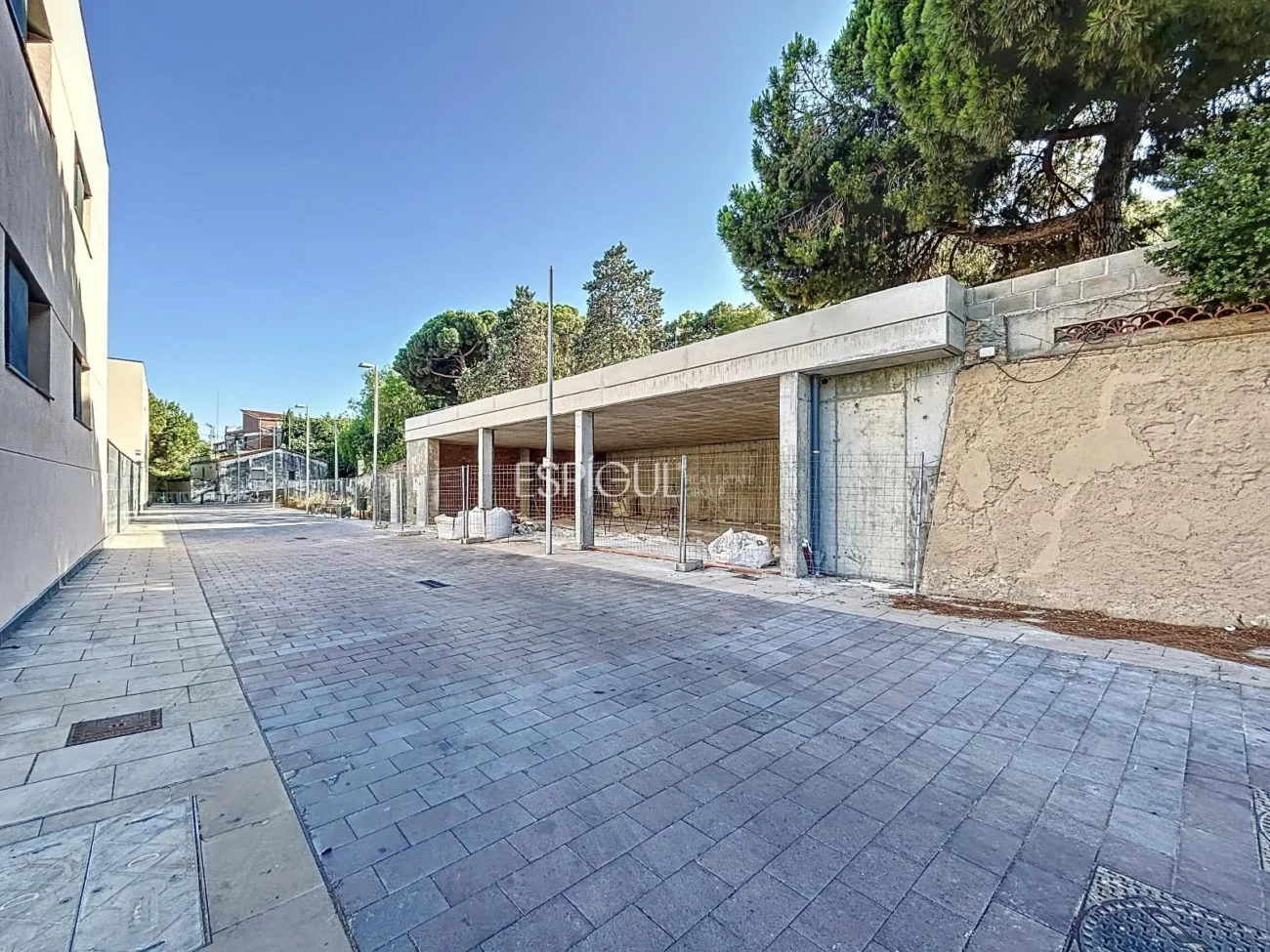 Amplio local en el centro de Teià.