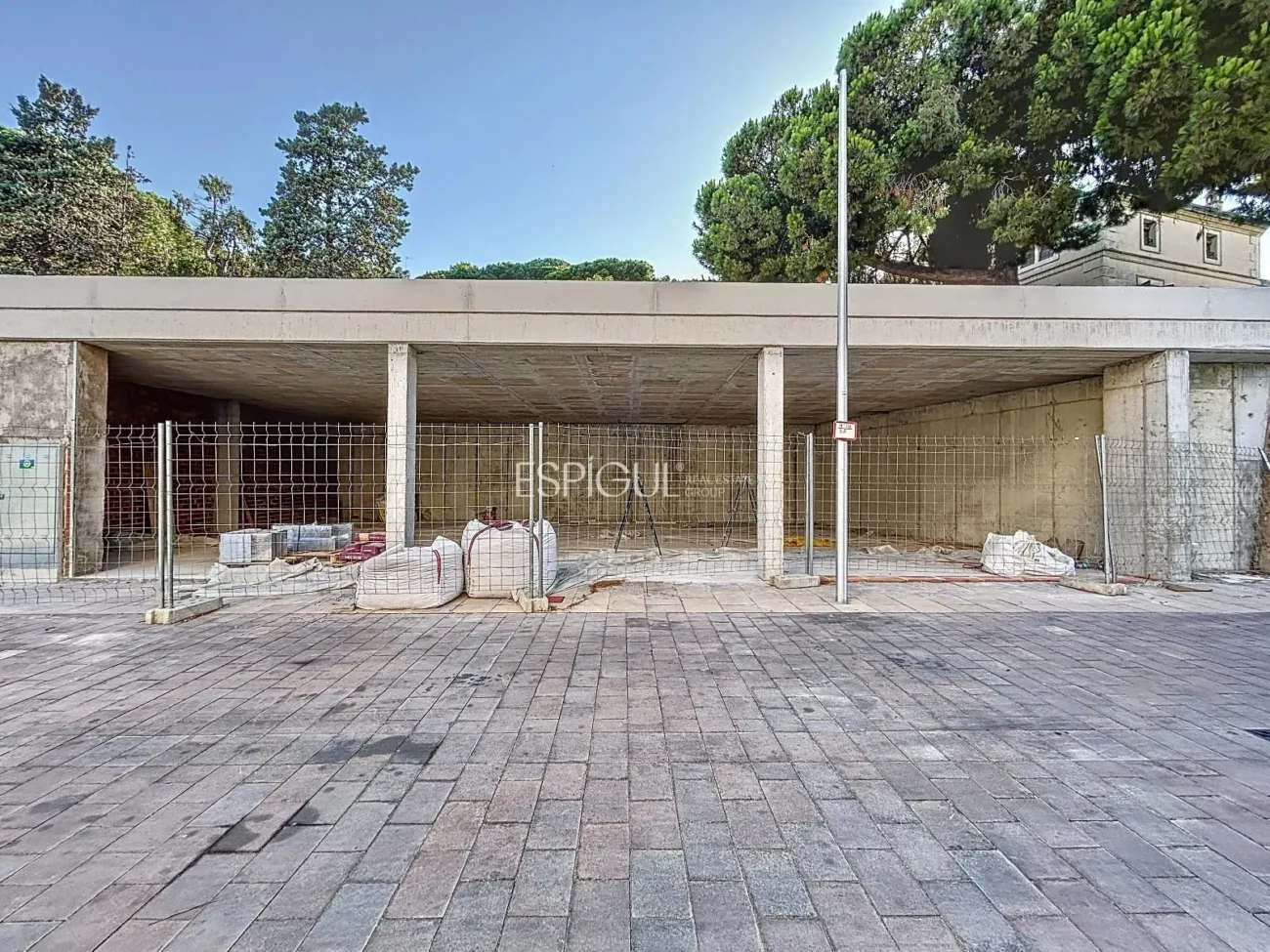 Amplio local en el centro de Teià.