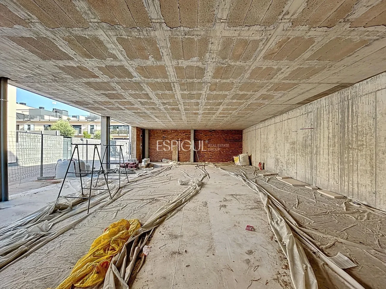 Amplio local en el centro de Teià.