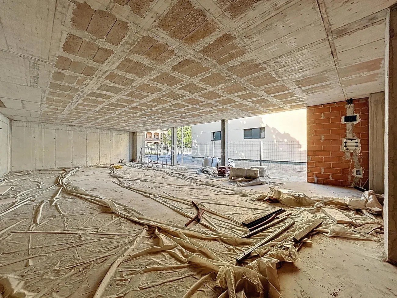 Amplio local en el centro de Teià.