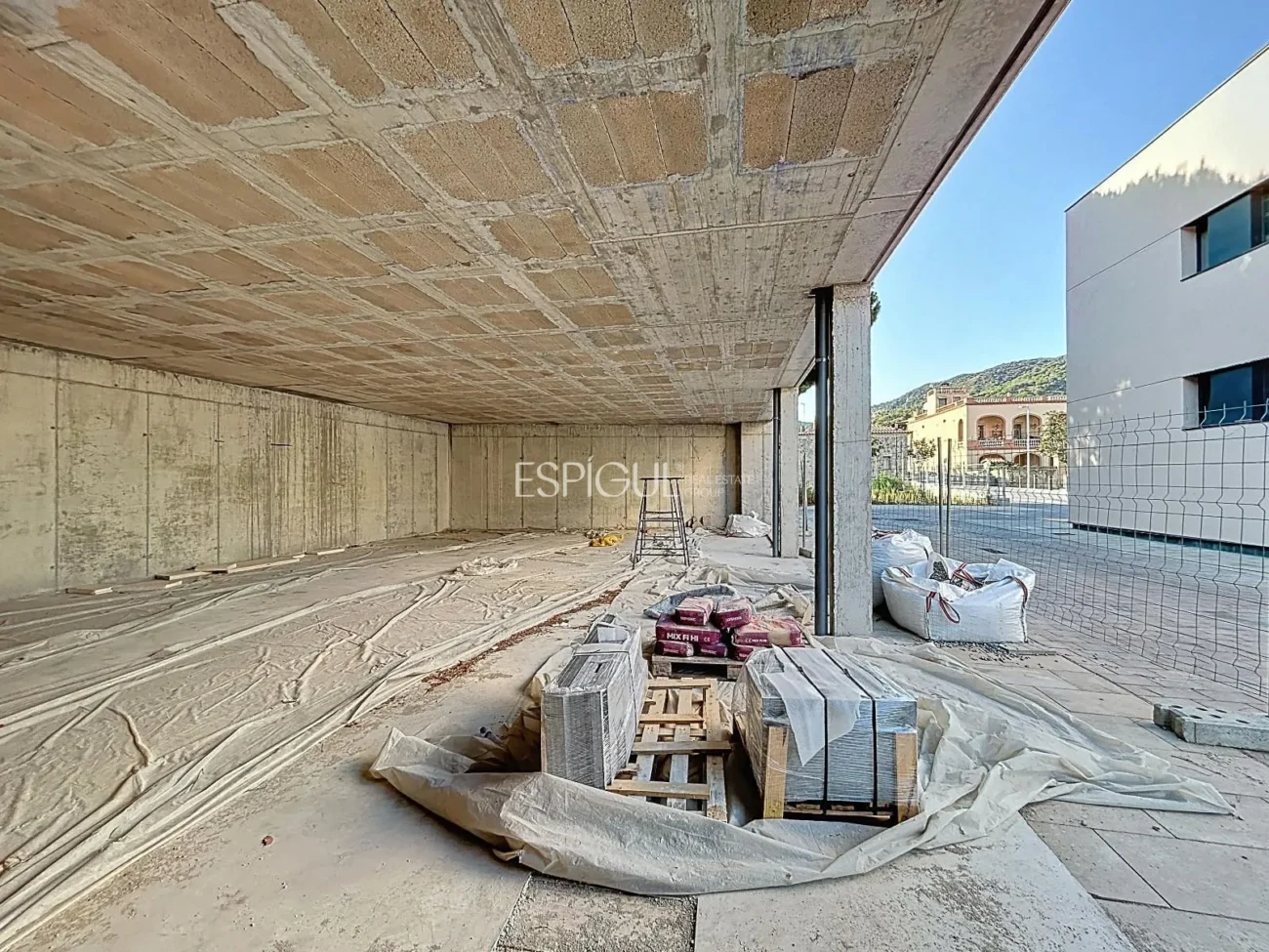 Amplio local en el centro de Teià.