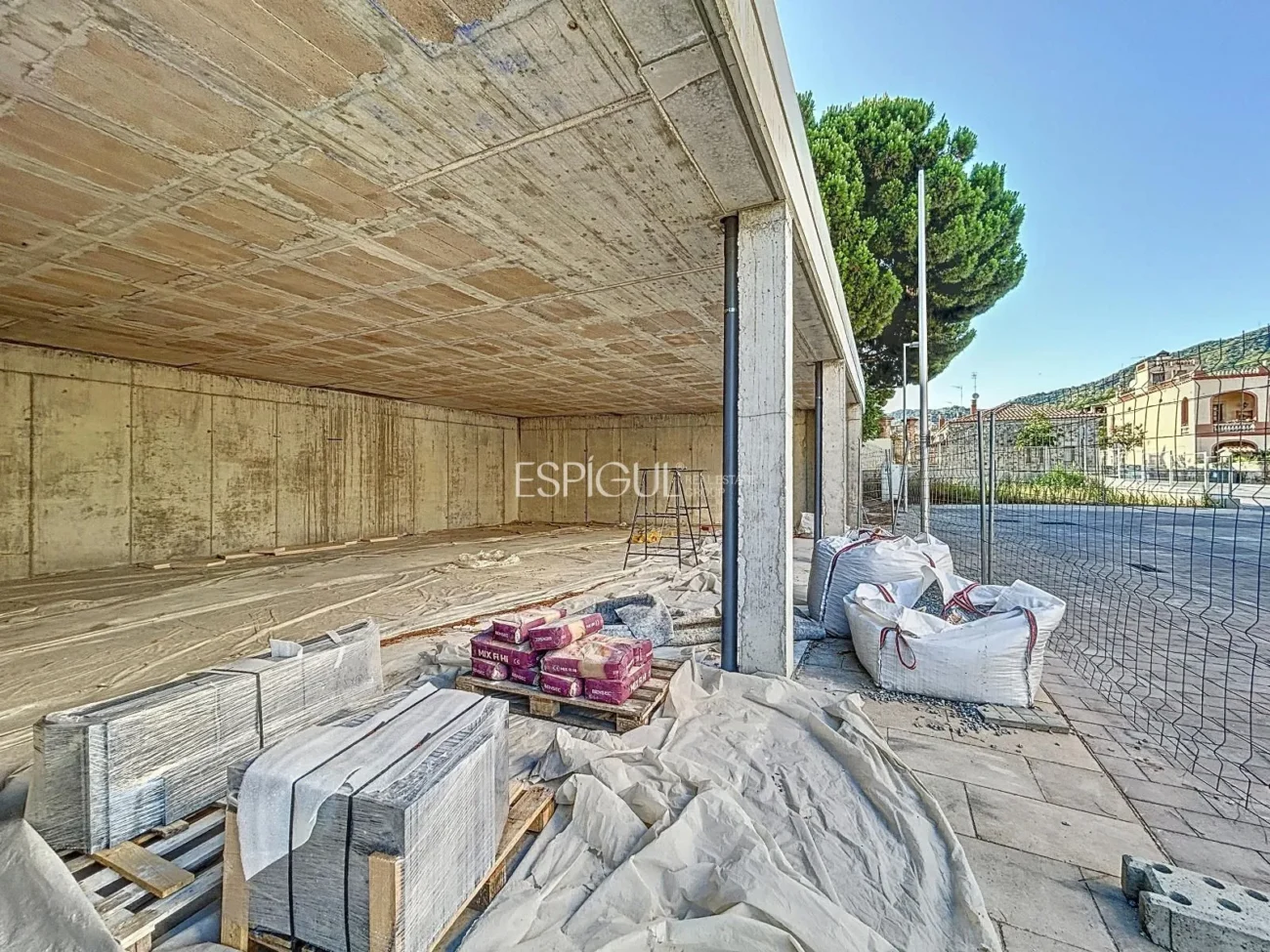 Amplio local en el centro de Teià.