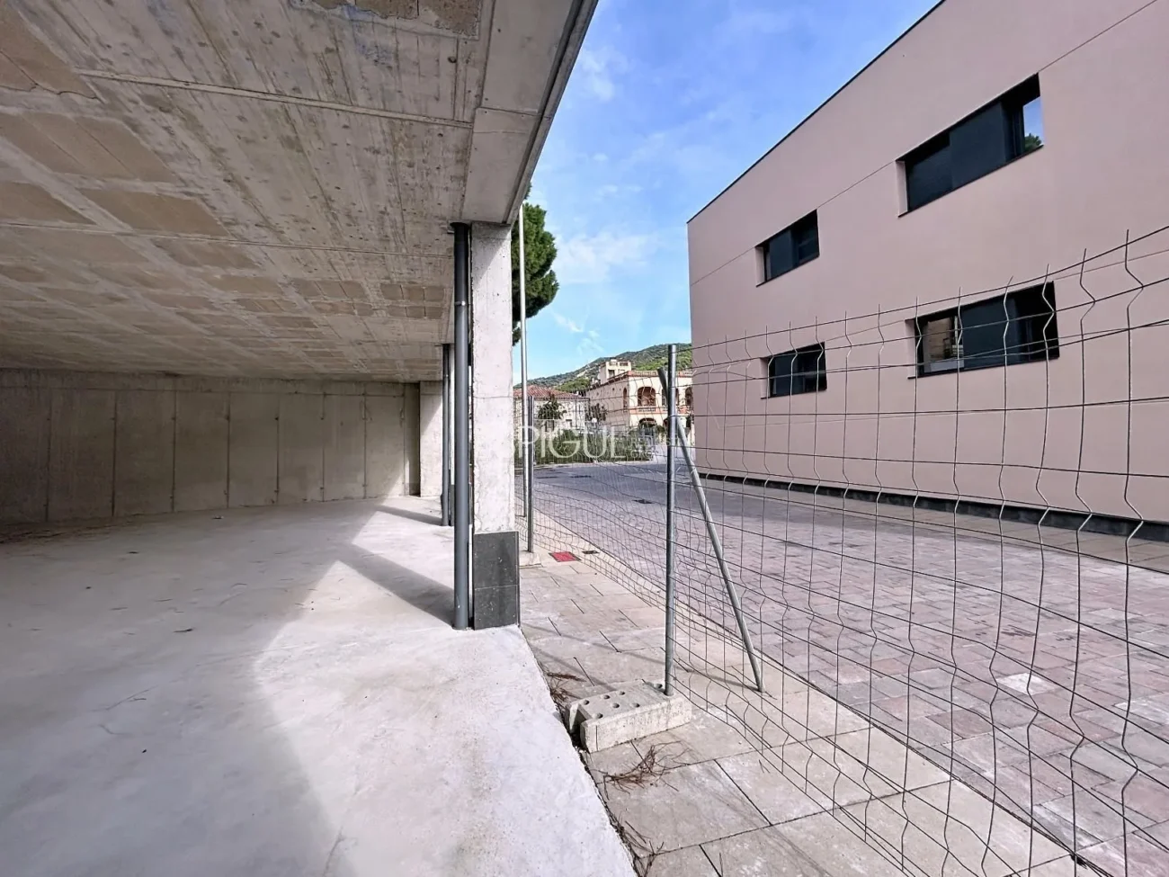 Amplio local en el centro de Teià.