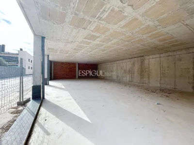 Amplio local en el centro de Teià.