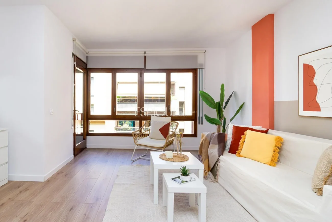 Amplio piso con terraza  a un paso de la estación AVE de Girona