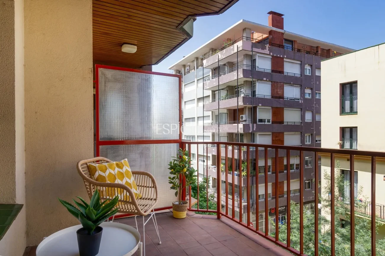 Amplio piso con terraza  a un paso de la estación AVE de Girona