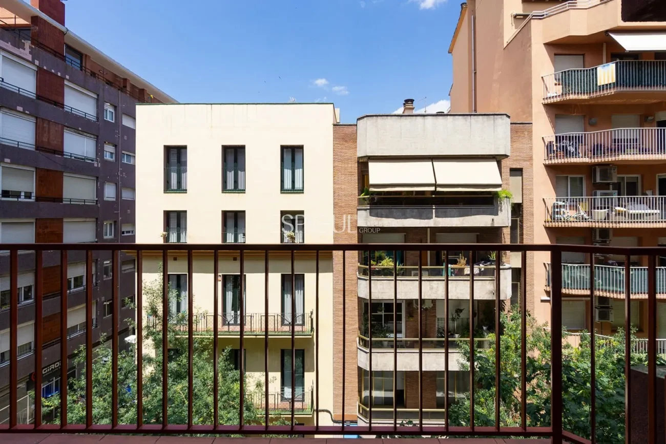 Amplio piso con terraza  a un paso de la estación AVE de Girona