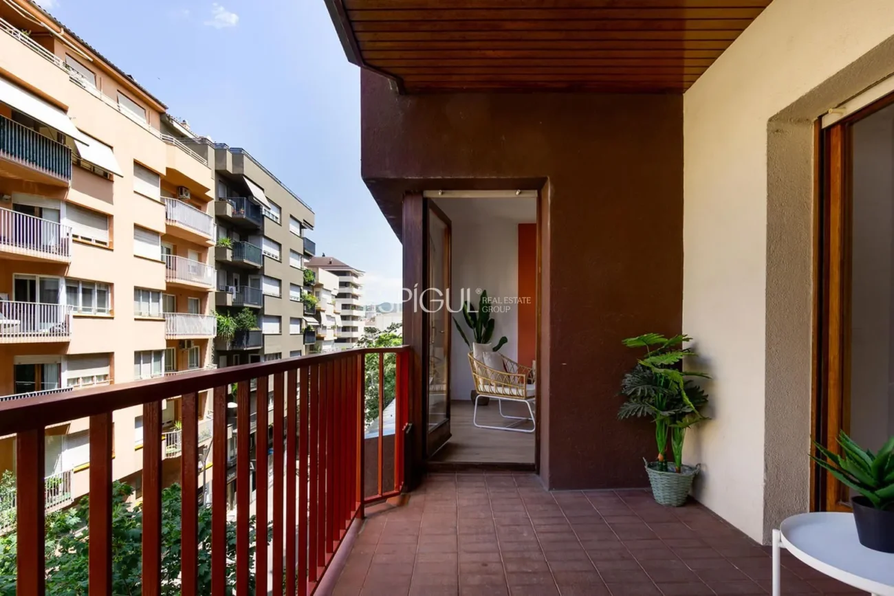 Amplio piso con terraza  a un paso de la estación AVE de Girona
