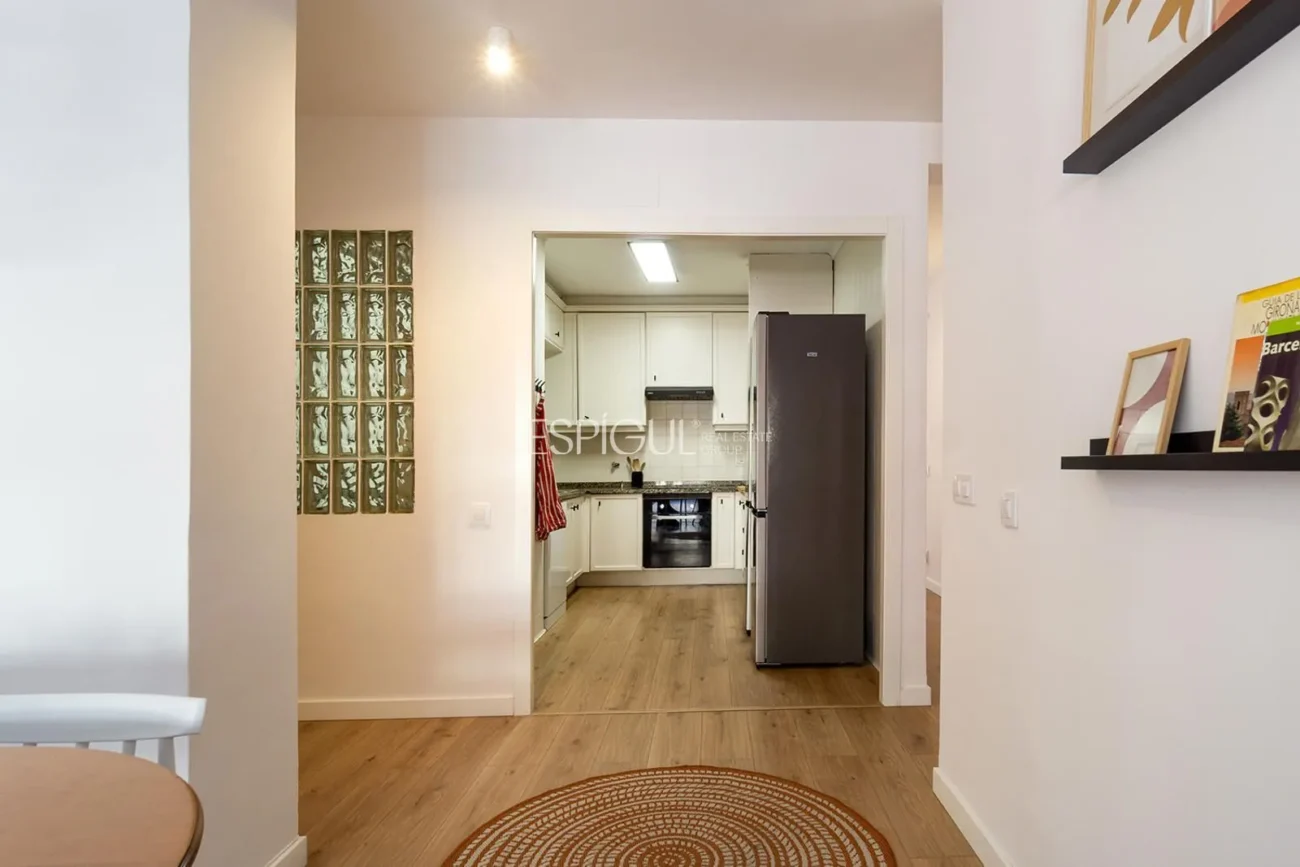 Amplio piso con terraza  a un paso de la estación AVE de Girona