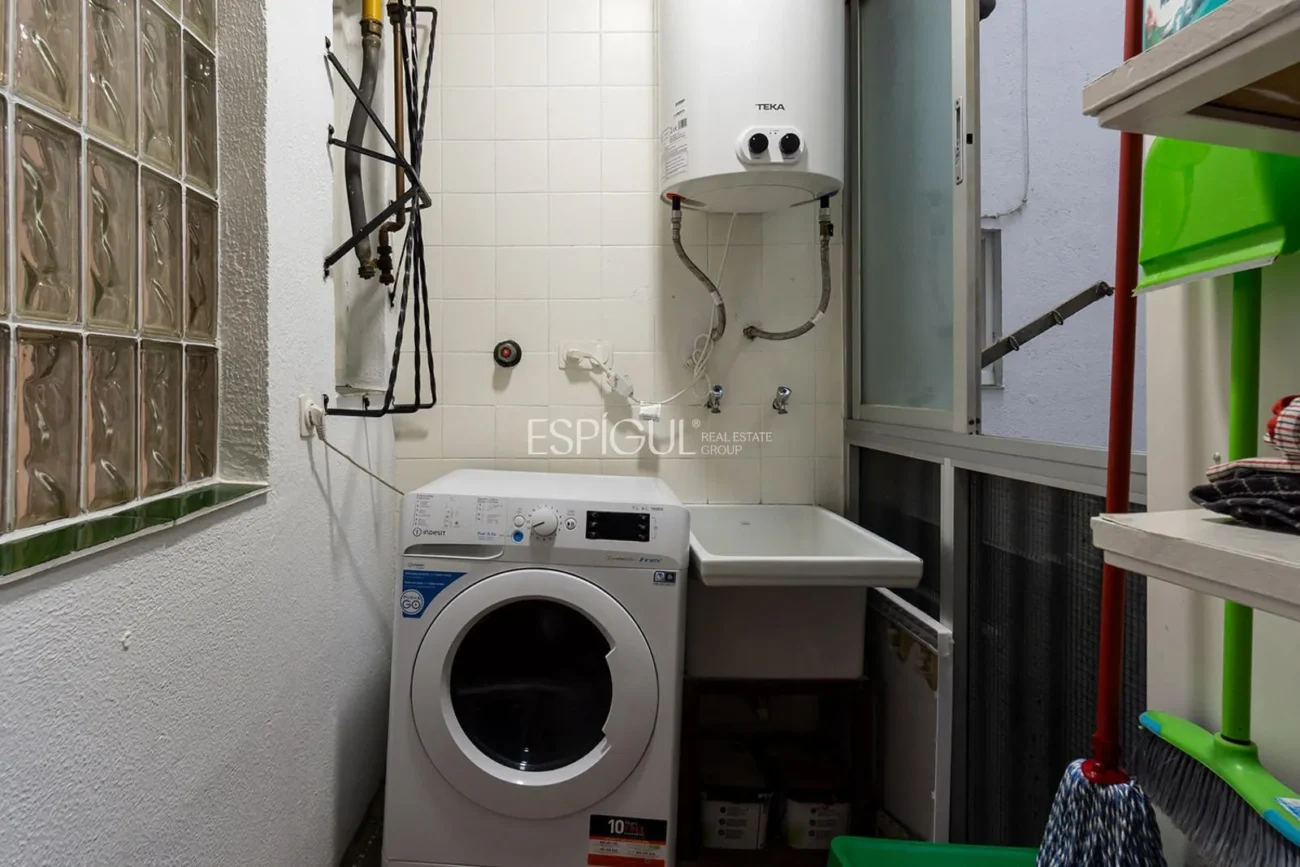 Amplio piso con terraza  a un paso de la estación AVE de Girona