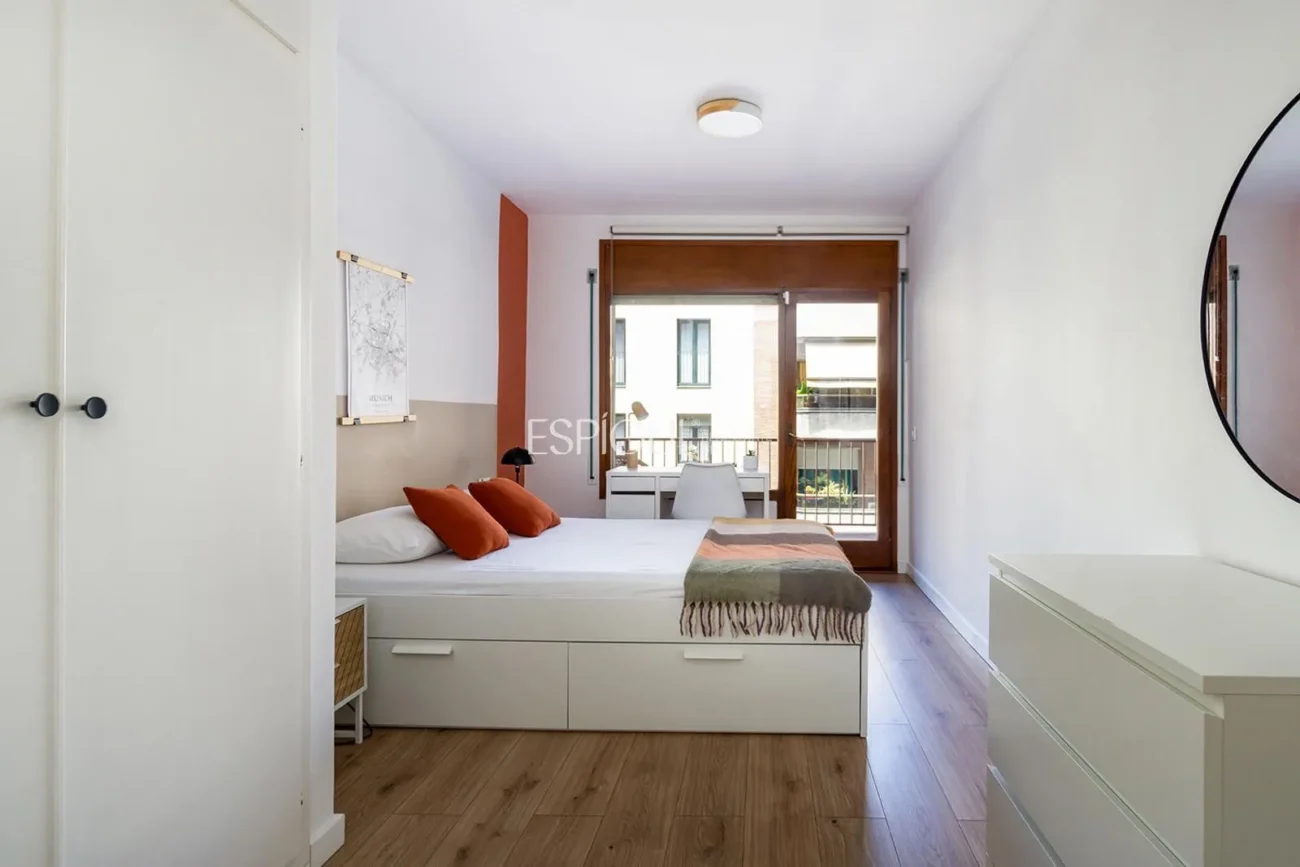 Amplio piso con terraza  a un paso de la estación AVE de Girona