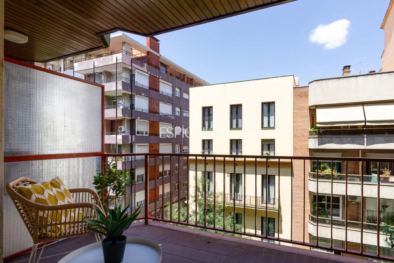 Amplio piso con terraza  a un paso de la estación AVE de Girona