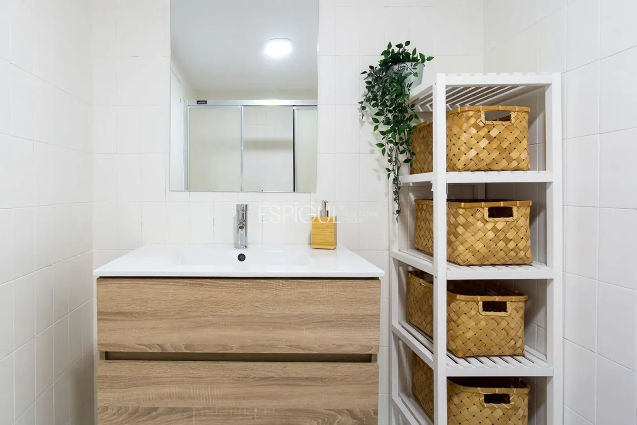 Amplio piso con terraza  a un paso de la estación AVE de Girona