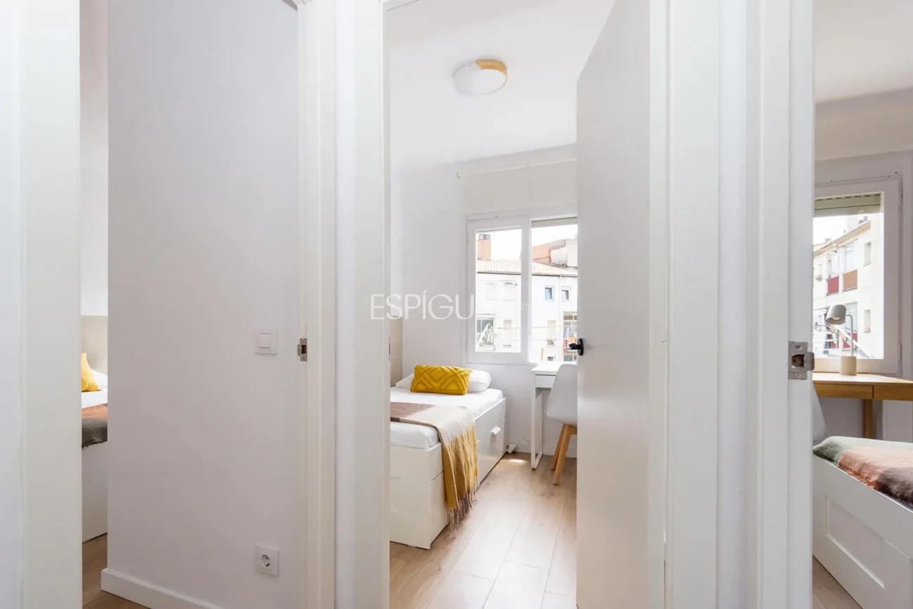 Amplio piso con terraza  a un paso de la estación AVE de Girona