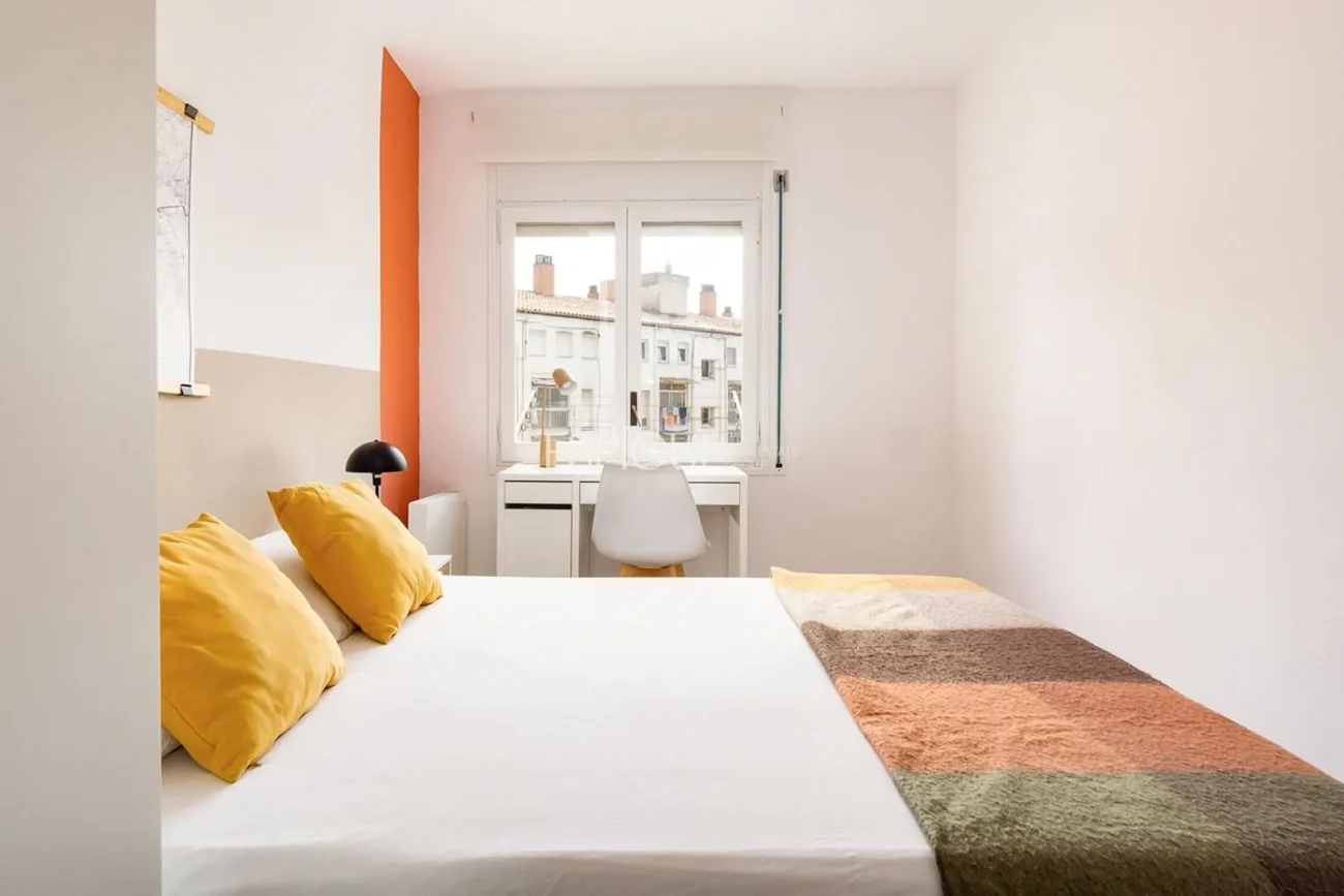 Amplio piso con terraza  a un paso de la estación AVE de Girona