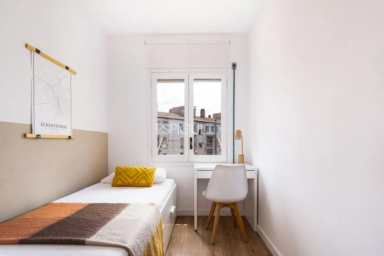 Amplio piso con terraza  a un paso de la estación AVE de Girona