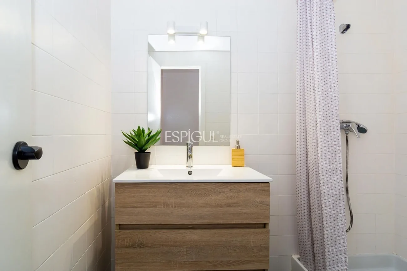 Amplio piso con terraza  a un paso de la estación AVE de Girona