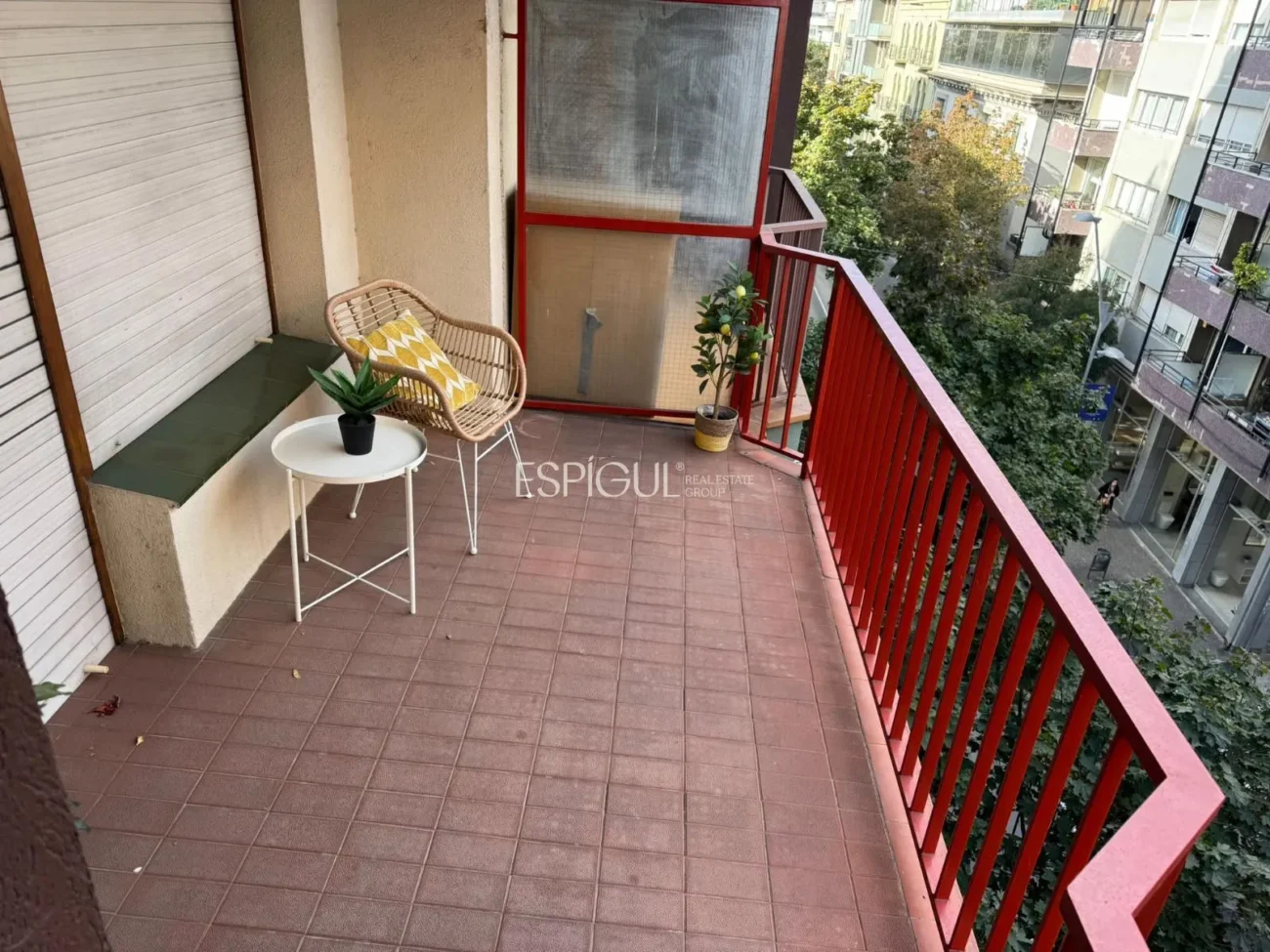 Amplio piso con terraza  a un paso de la estación AVE de Girona