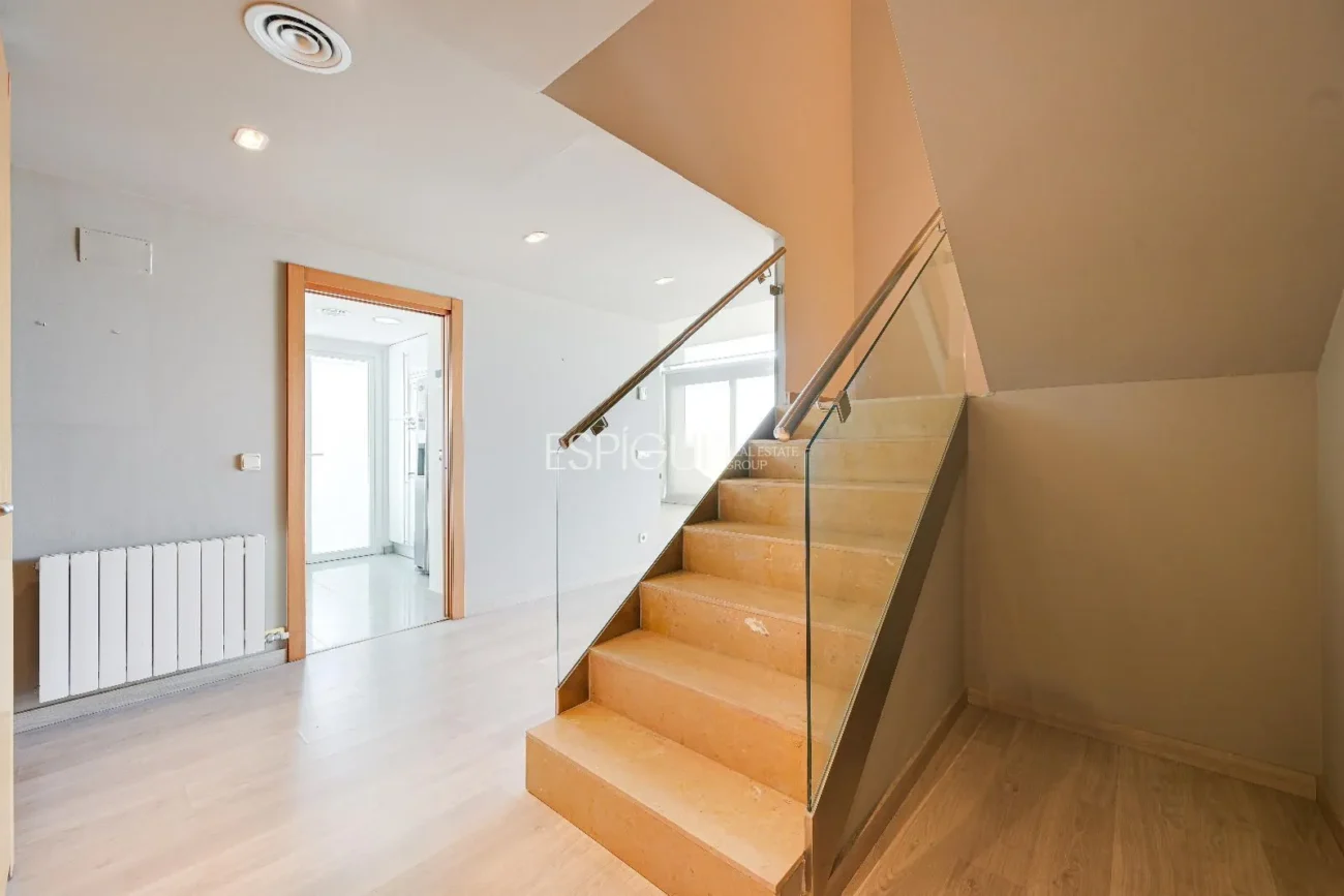 Ático de lujo en Parc Migdia: exclusividad con piscina y vistas únicas en Girona