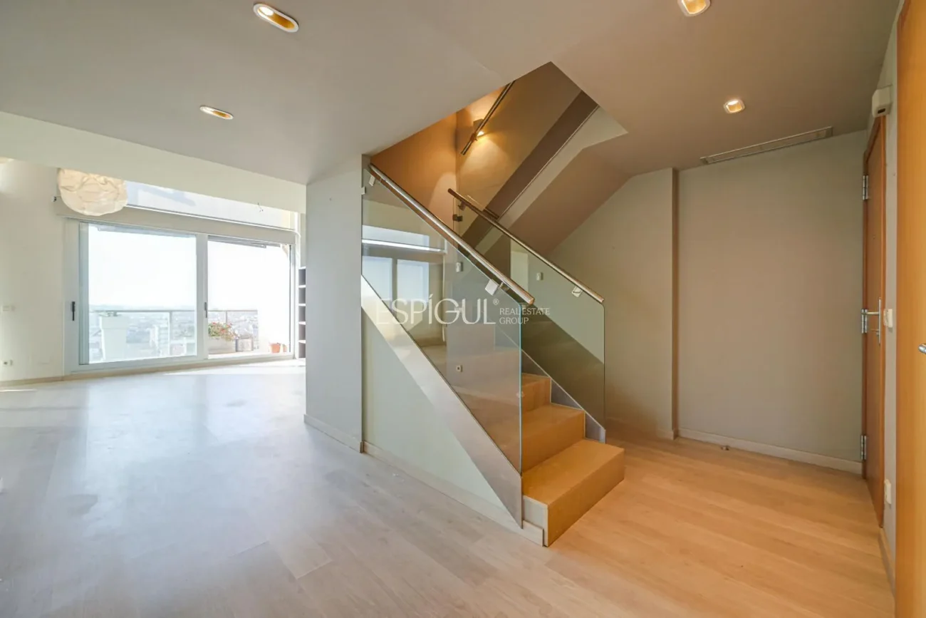 Ático de lujo en Parc Migdia: exclusividad con piscina y vistas únicas en Girona