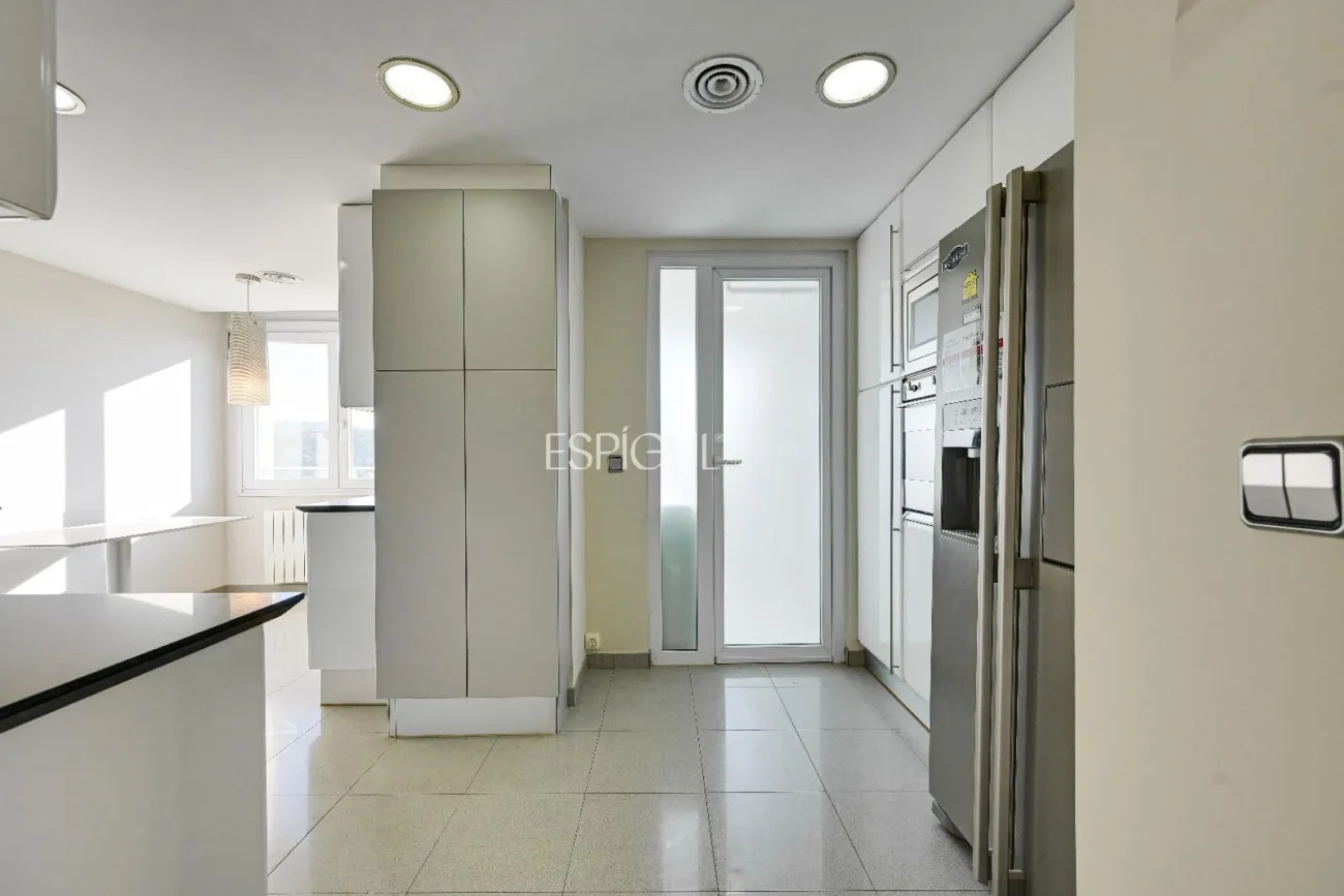 Ático de lujo en Parc Migdia: exclusividad con piscina y vistas únicas en Girona