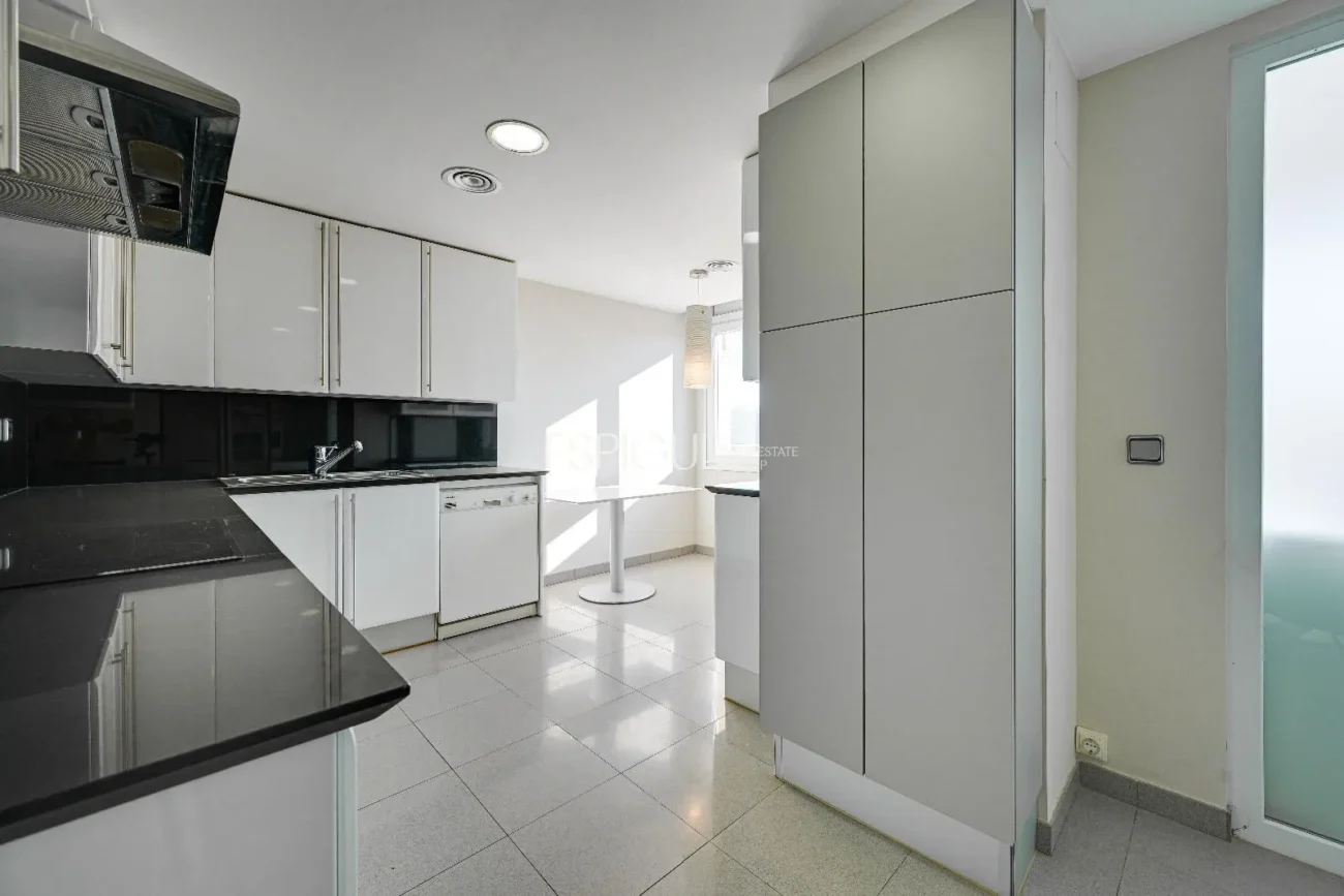 Ático de lujo en Parc Migdia: exclusividad con piscina y vistas únicas en Girona