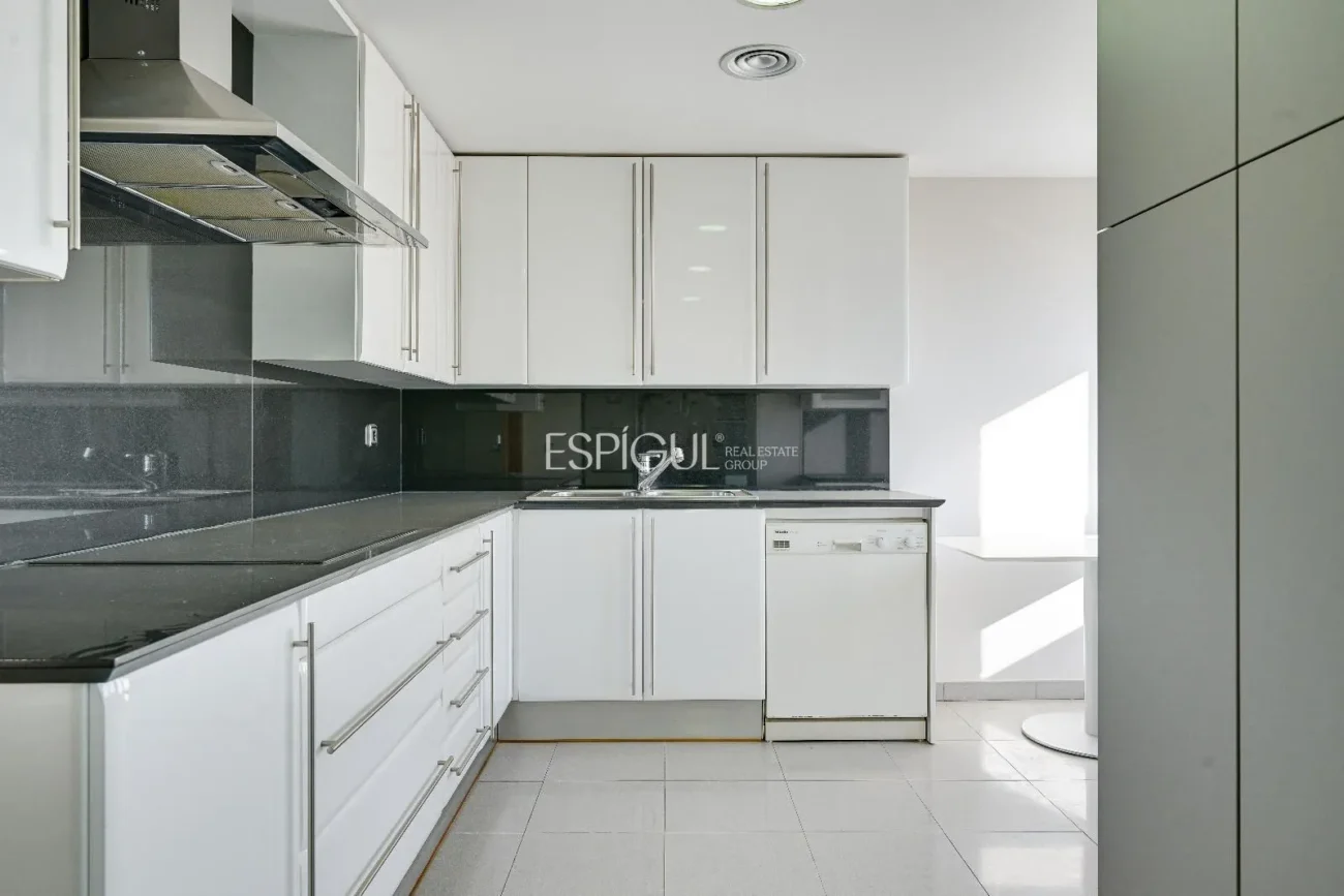 Ático de lujo en Parc Migdia: exclusividad con piscina y vistas únicas en Girona