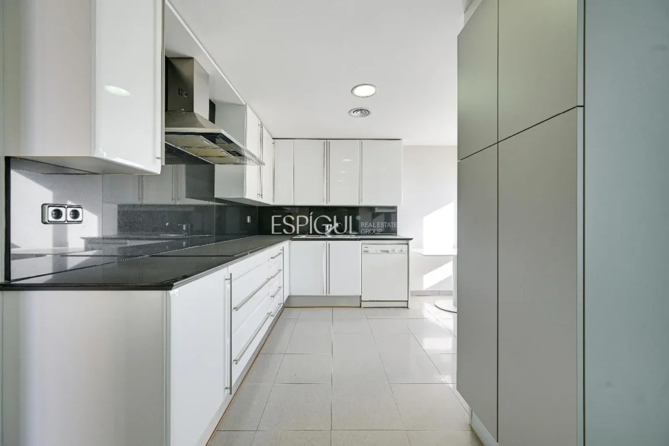 Ático de lujo en Parc Migdia: exclusividad con piscina y vistas únicas en Girona