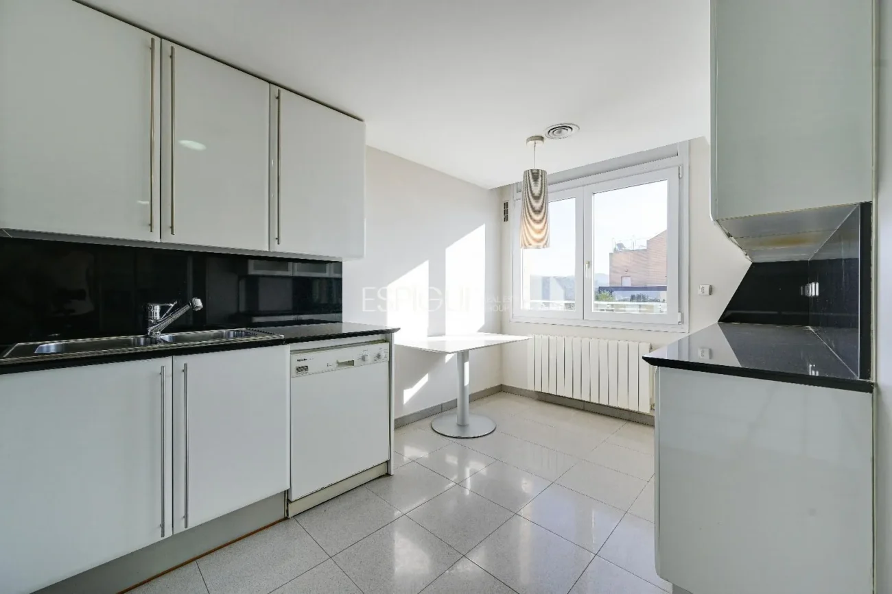 Ático de lujo en Parc Migdia: exclusividad con piscina y vistas únicas en Girona