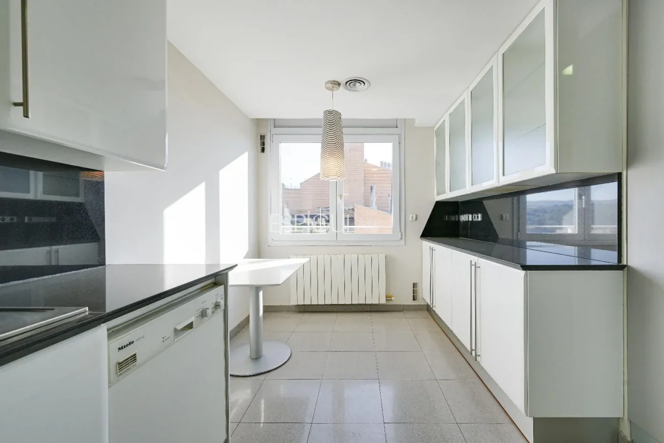 Ático de lujo en Parc Migdia: exclusividad con piscina y vistas únicas en Girona