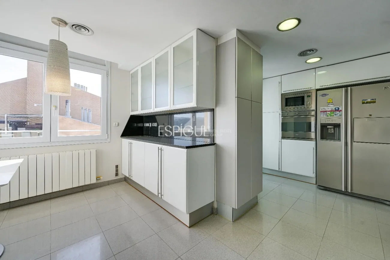 Ático de lujo en Parc Migdia: exclusividad con piscina y vistas únicas en Girona