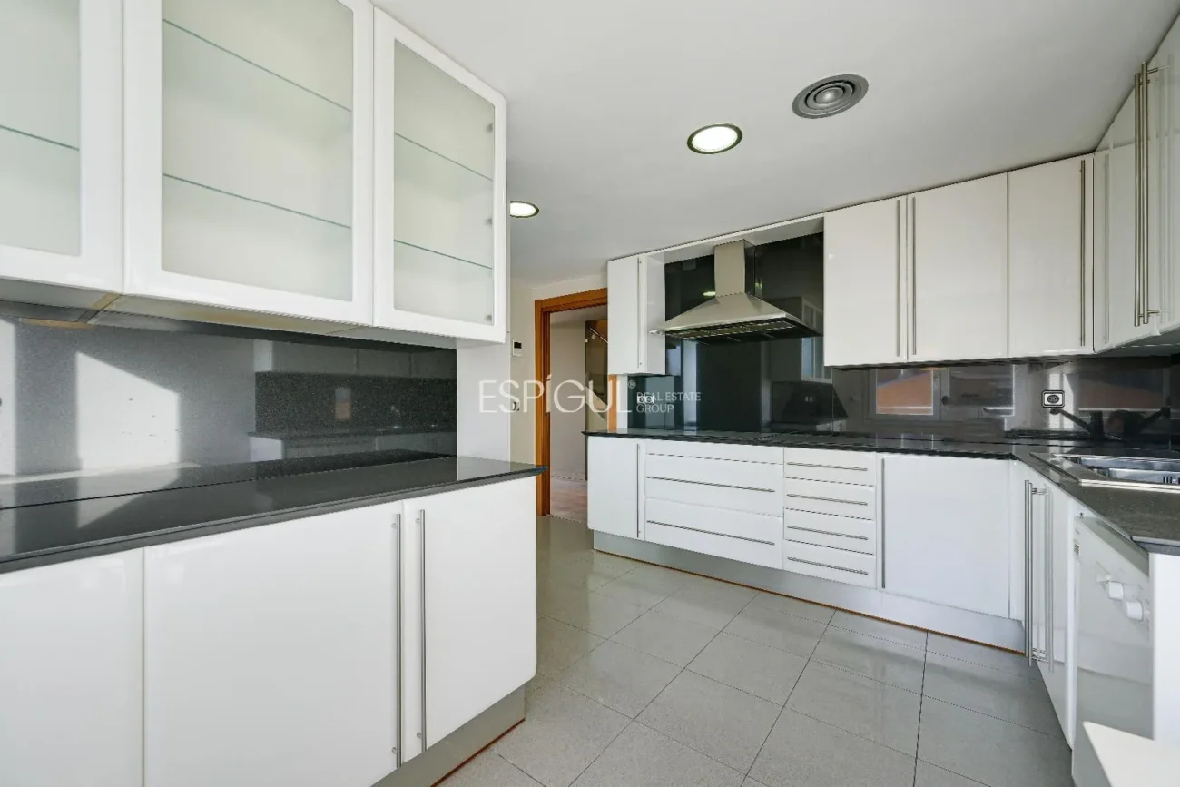 Ático de lujo en Parc Migdia: exclusividad con piscina y vistas únicas en Girona