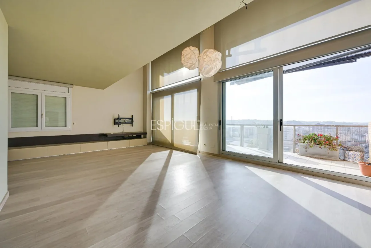 Ático de lujo en Parc Migdia: exclusividad con piscina y vistas únicas en Girona