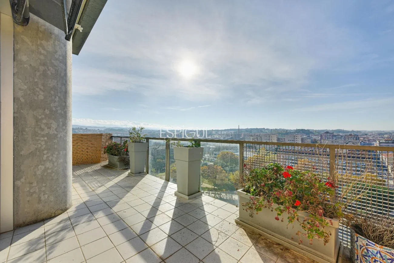 Ático de lujo en Parc Migdia: exclusividad con piscina y vistas únicas en Girona