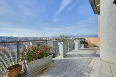 Ático de lujo en Parc Migdia: exclusividad con piscina y vistas únicas en Girona