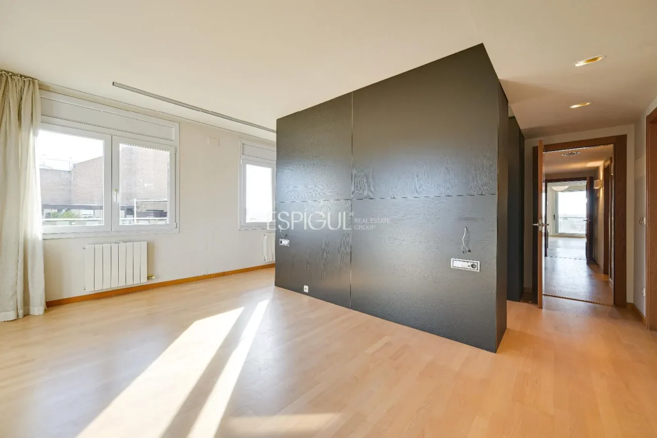 Ático de lujo en Parc Migdia: exclusividad con piscina y vistas únicas en Girona