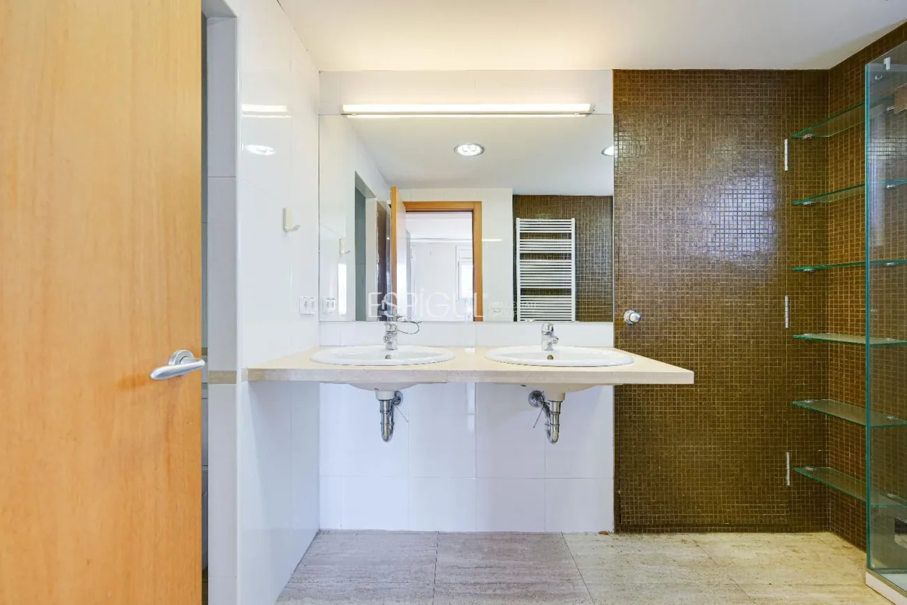 Ático de lujo en Parc Migdia: exclusividad con piscina y vistas únicas en Girona