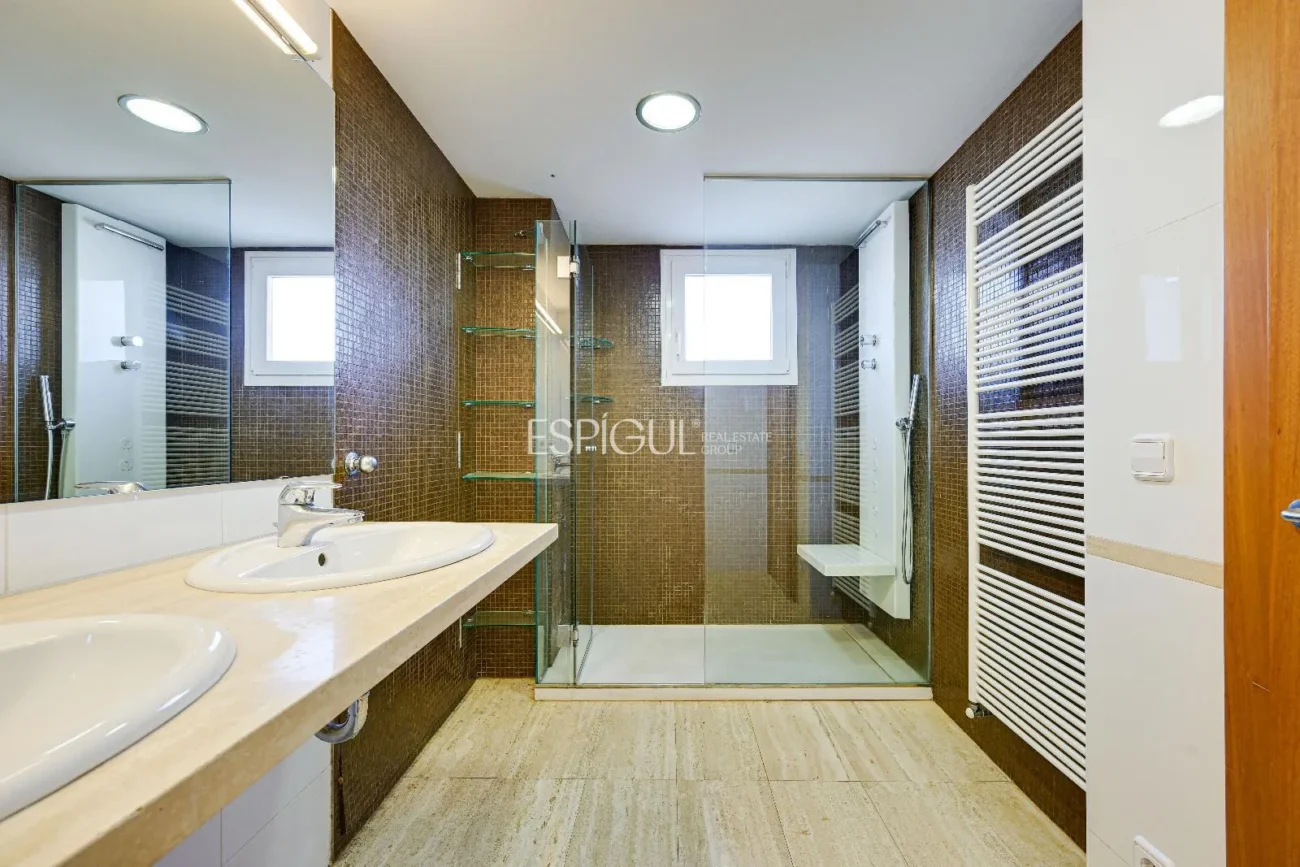 Ático de lujo en Parc Migdia: exclusividad con piscina y vistas únicas en Girona