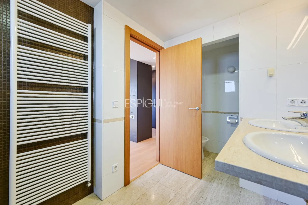 Ático de lujo en Parc Migdia: exclusividad con piscina y vistas únicas en Girona