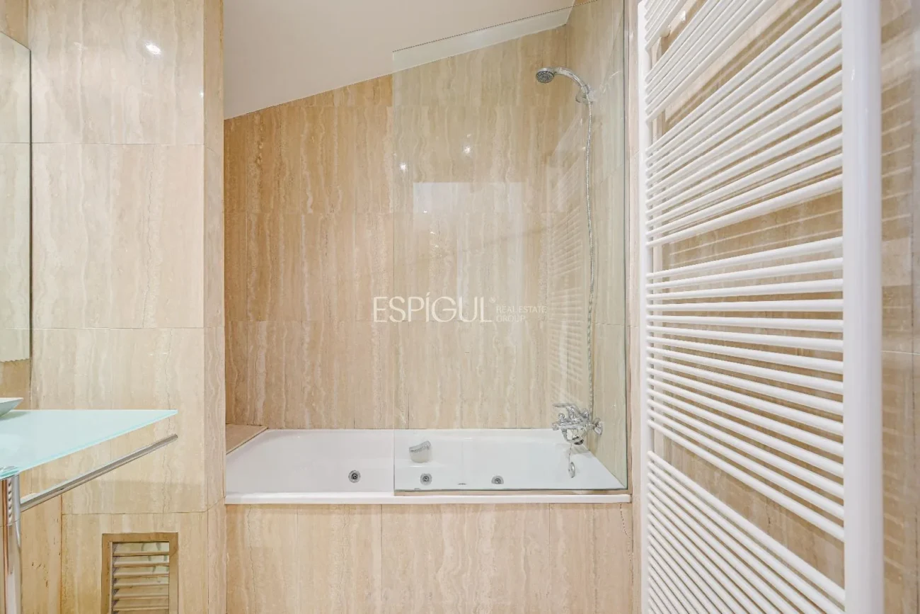 Ático de lujo en Parc Migdia: exclusividad con piscina y vistas únicas en Girona