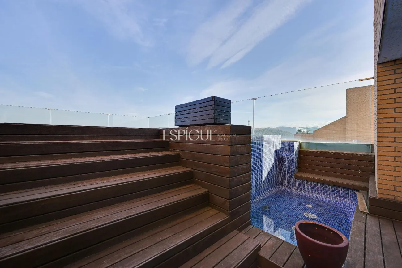 Ático de lujo en Parc Migdia: exclusividad con piscina y vistas únicas en Girona