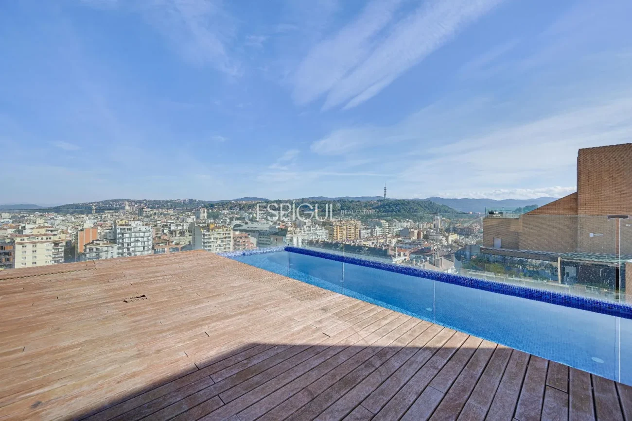 Ático de lujo en Parc Migdia: exclusividad con piscina y vistas únicas en Girona