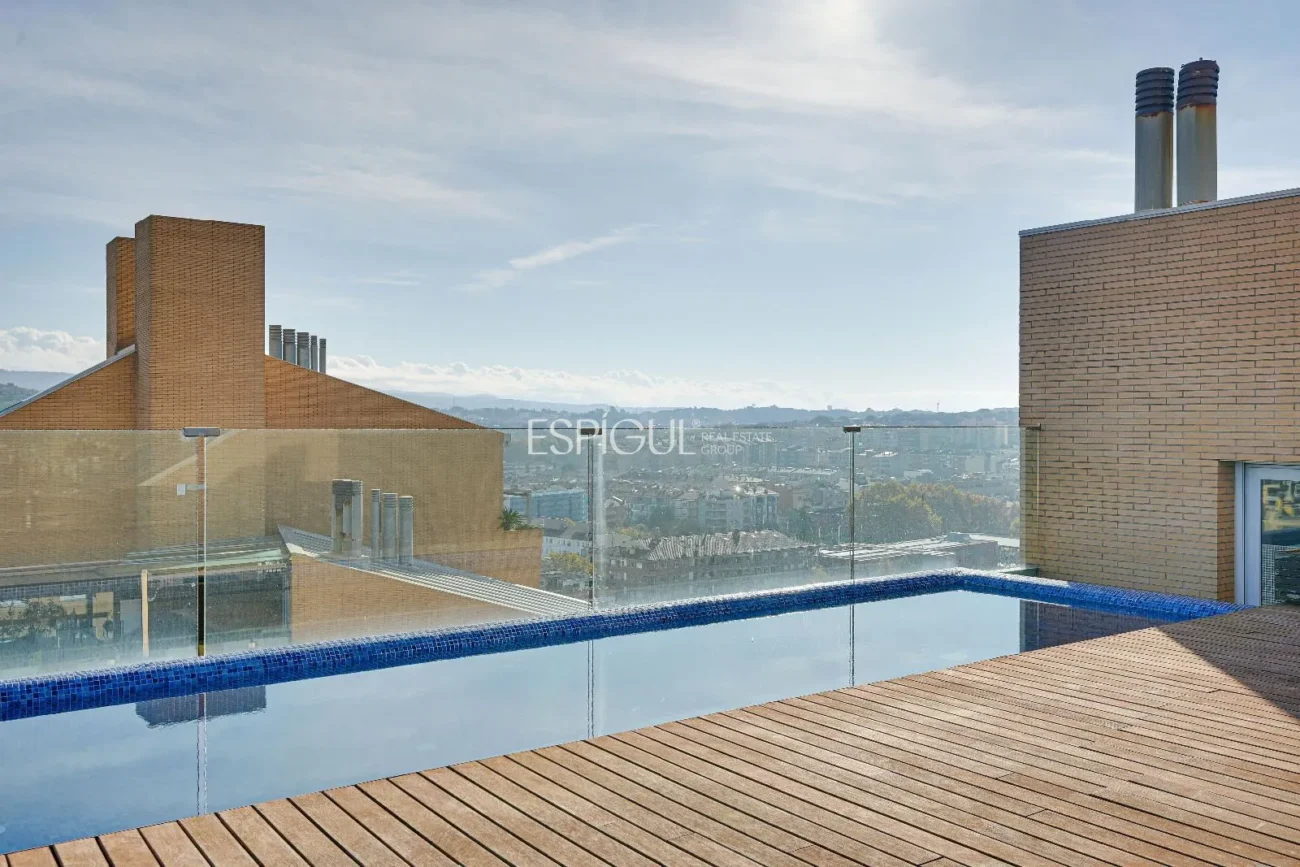 Ático de lujo en Parc Migdia: exclusividad con piscina y vistas únicas en Girona