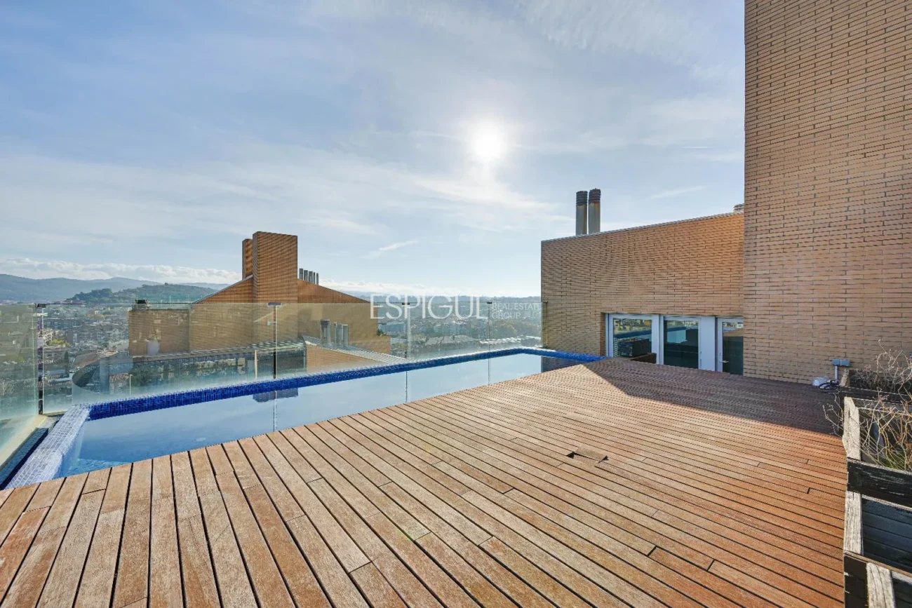 Ático de lujo en Parc Migdia: exclusividad con piscina y vistas únicas en Girona