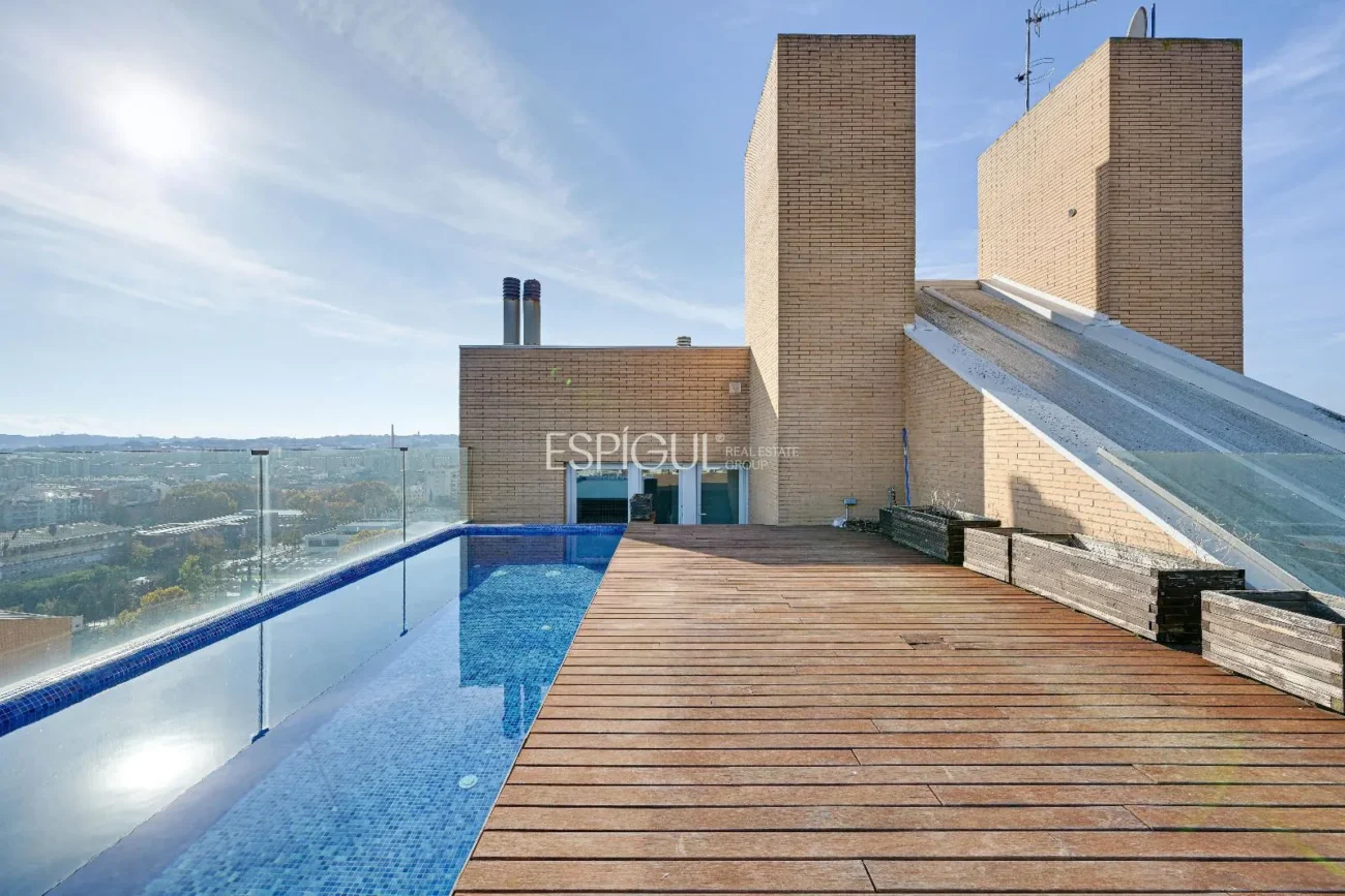Ático de lujo en Parc Migdia: exclusividad con piscina y vistas únicas en Girona