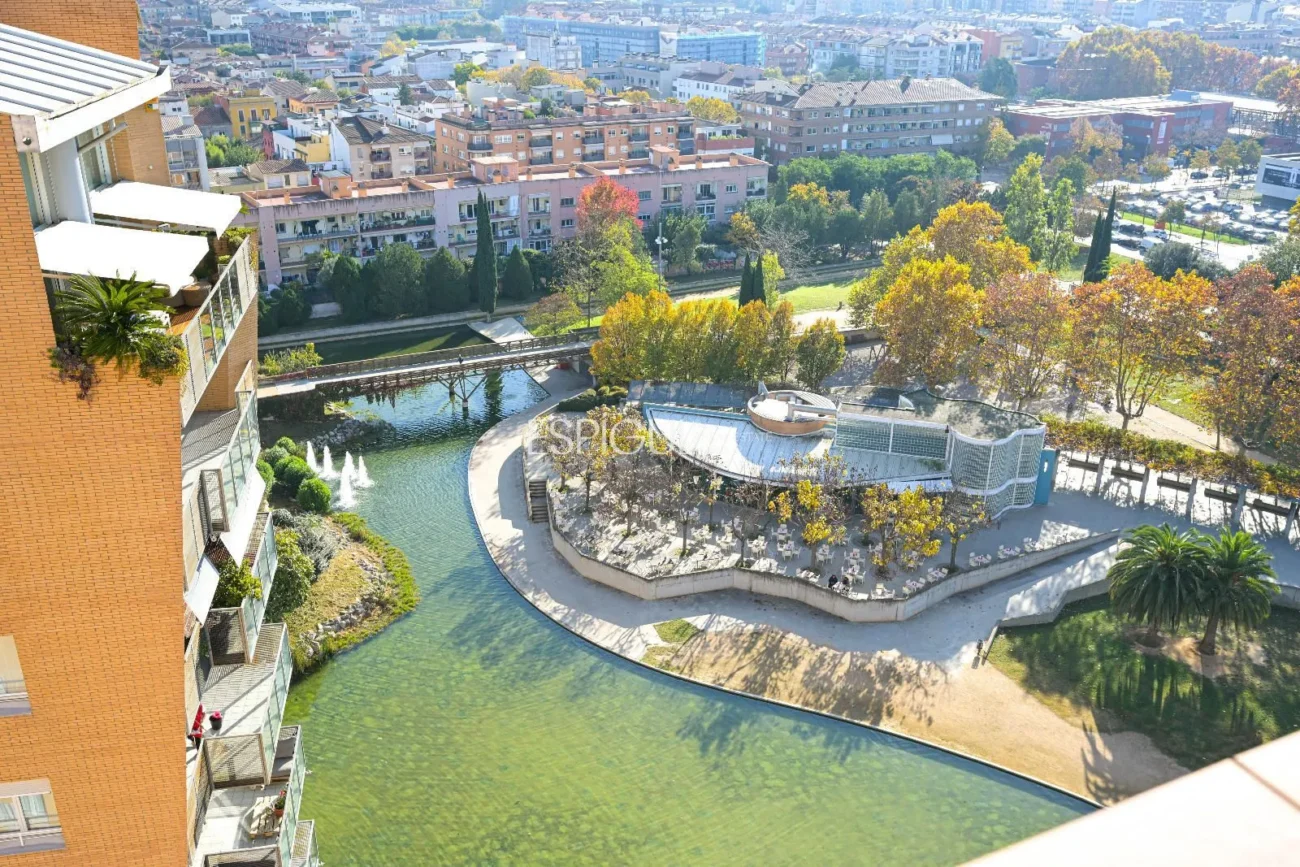 Ático de lujo en Parc Migdia: exclusividad con piscina y vistas únicas en Girona
