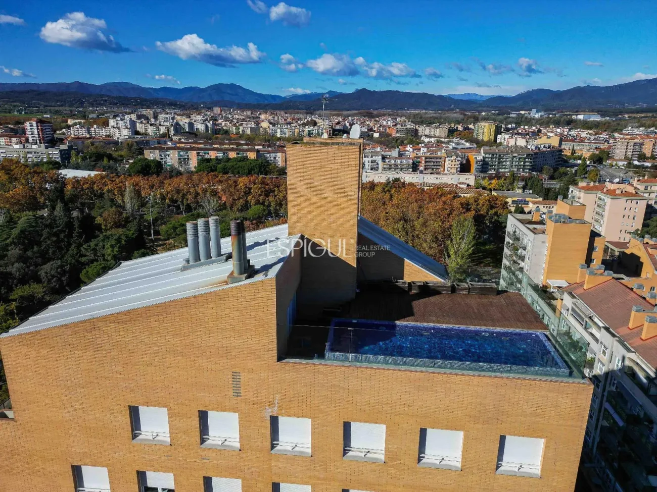 Ático de lujo en Parc Migdia: exclusividad con piscina y vistas únicas en Girona