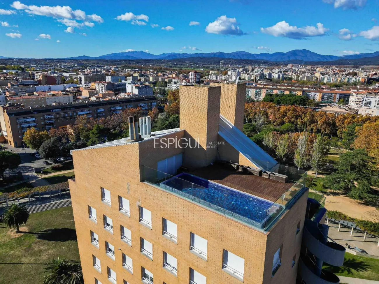 Ático de lujo en Parc Migdia: exclusividad con piscina y vistas únicas en Girona