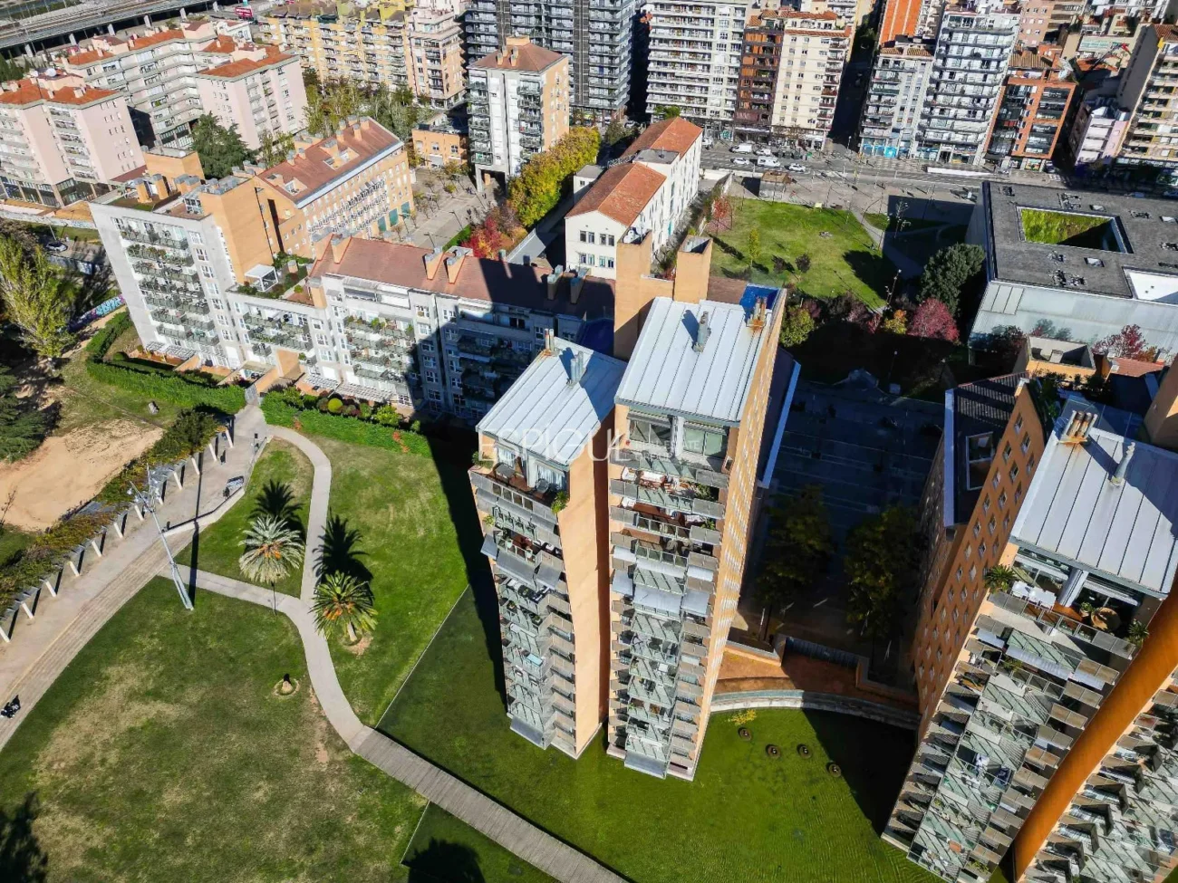 Ático de lujo en Parc Migdia: exclusividad con piscina y vistas únicas en Girona